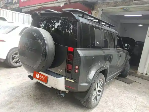 Land Rover Defender 2024