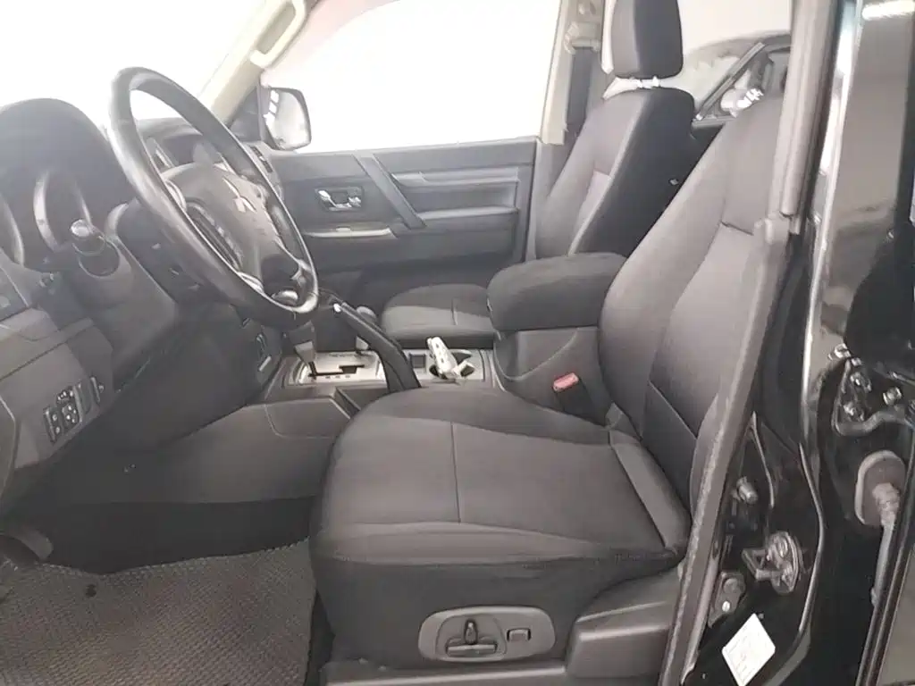 Mitsubishi Pajero 2018 — фото 15