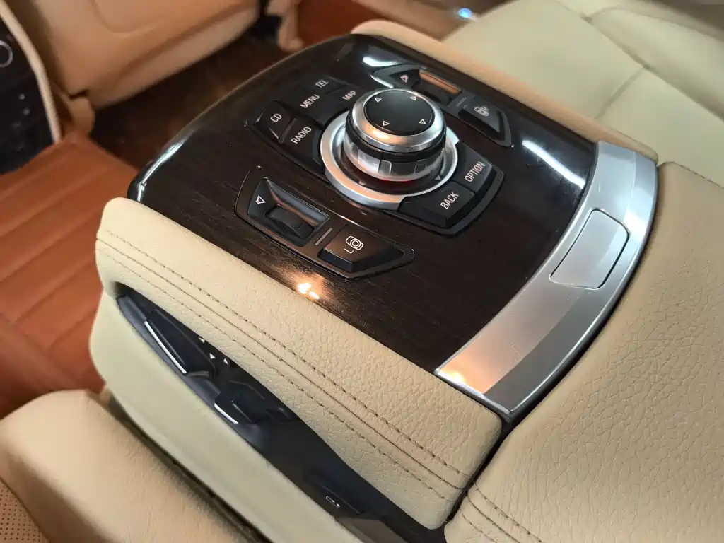 BMW 7 Series 2010 — фото 12