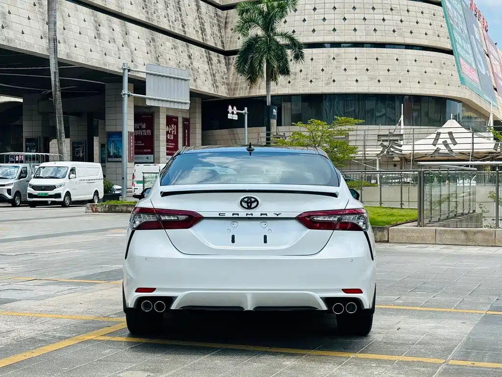 Toyota Camry 2023 — фото 8