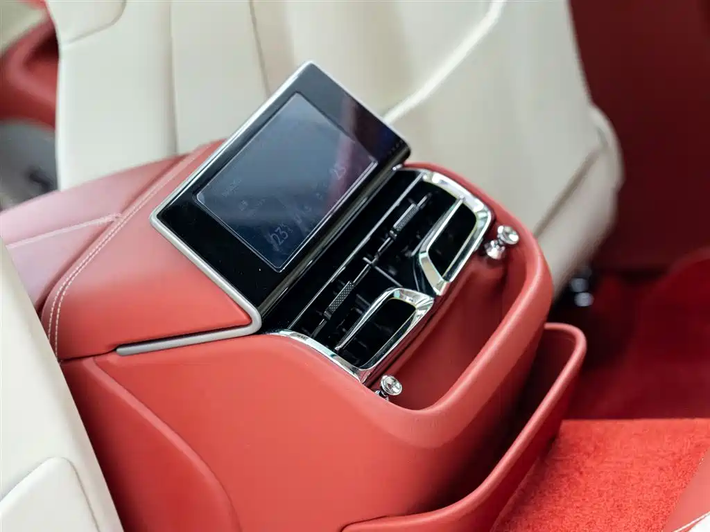 Bentley Flying Spur 2023 — фото 17