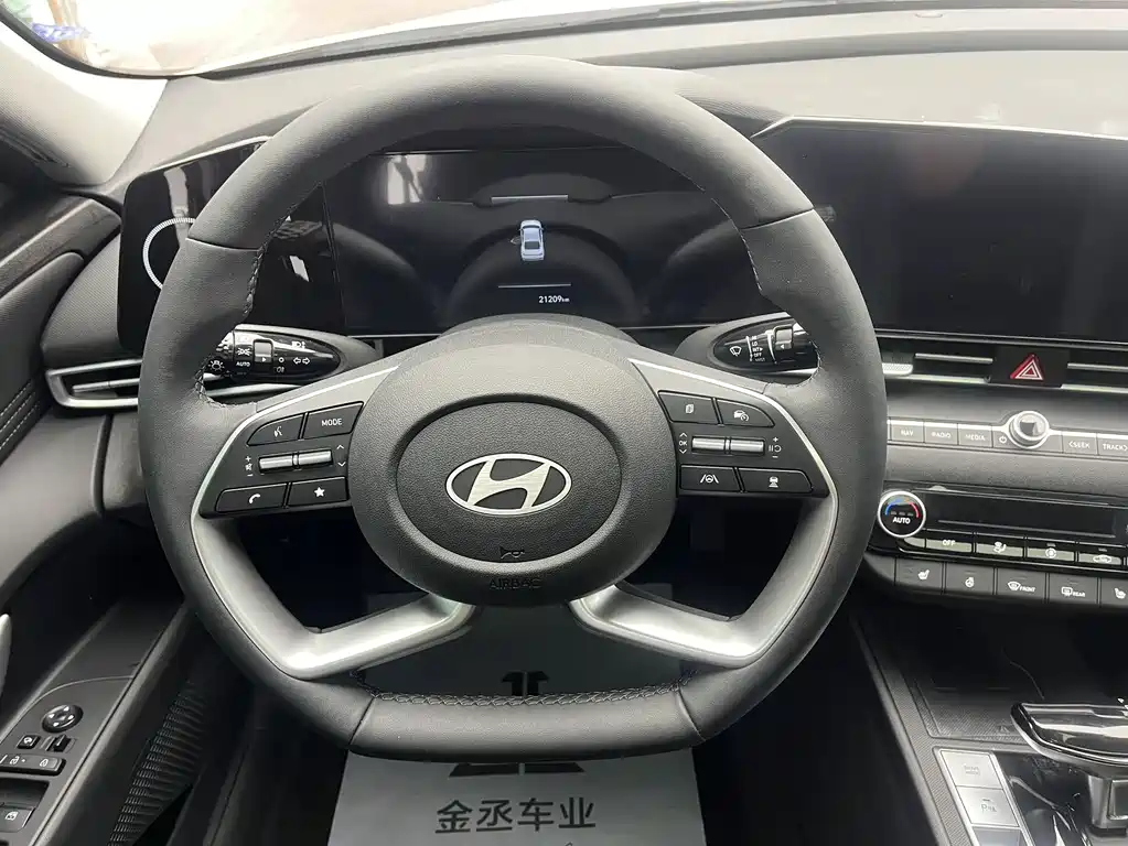 Hyundai Elantra 2023 — фото 11