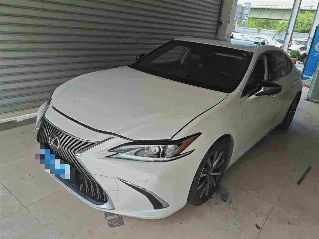 Lexus ES 2019 — фото 1