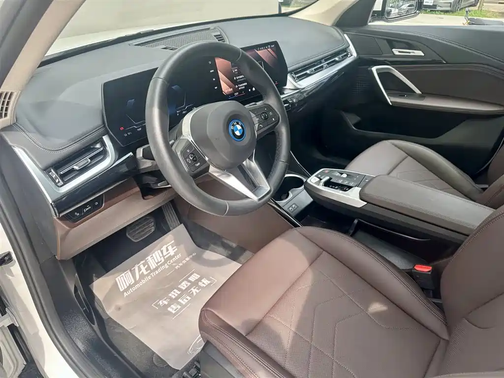 BMW iX1 2025 — фото 10