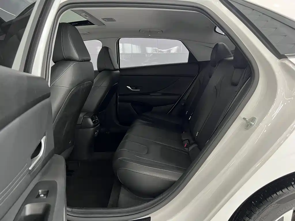 Hyundai Elantra 2023 — фото 12