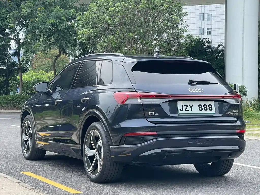 Audi Q4 e-tron 2023 — фото 7