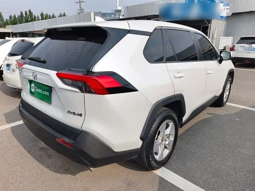 Toyota RAV4 2022 — фото 7