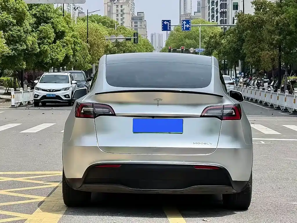 Tesla Model Y 2023 — фото 8