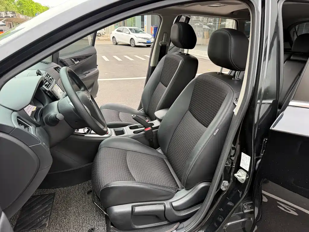 Nissan Tiida 2017 — фото 10