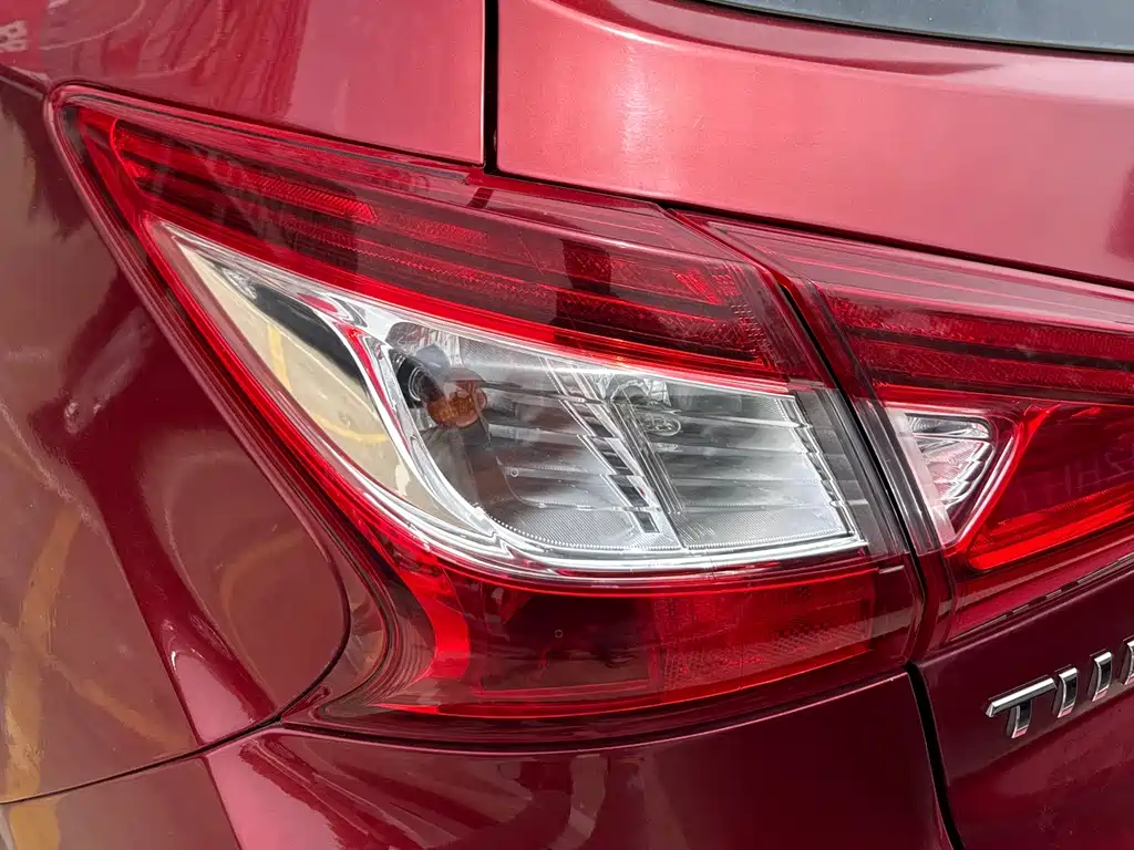 Nissan Tiida 2017 — фото 5