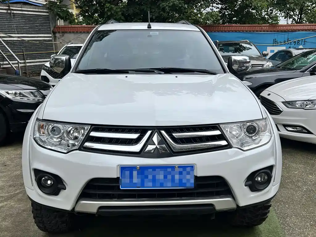 Mitsubishi Pajero Sport 2015
