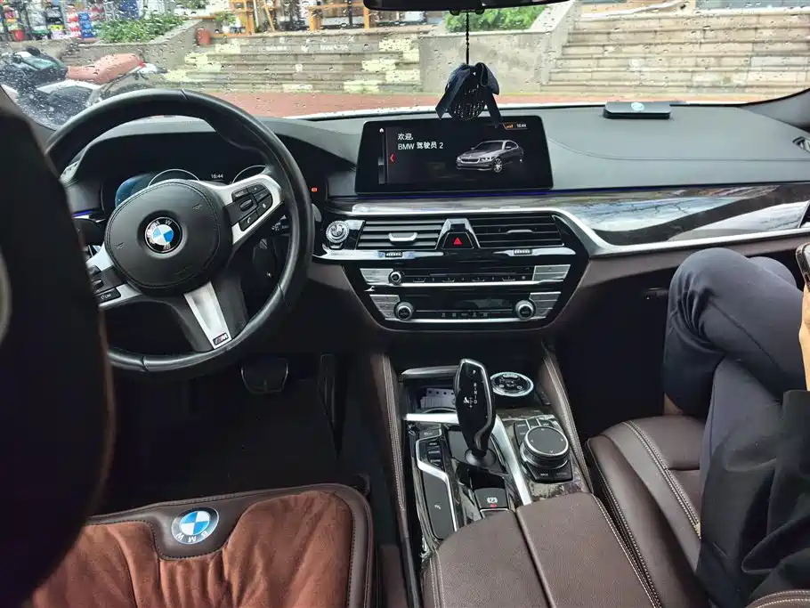 BMW 5 Series 2019 — фото 12