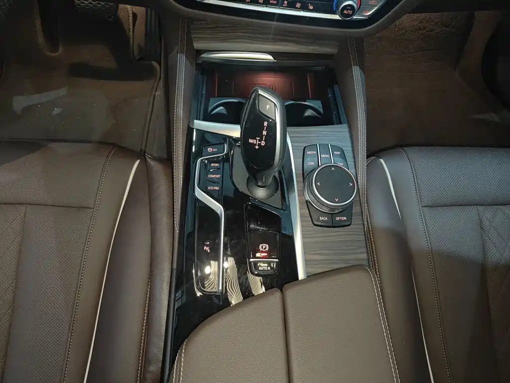 BMW 5 Series 2021 — фото 15