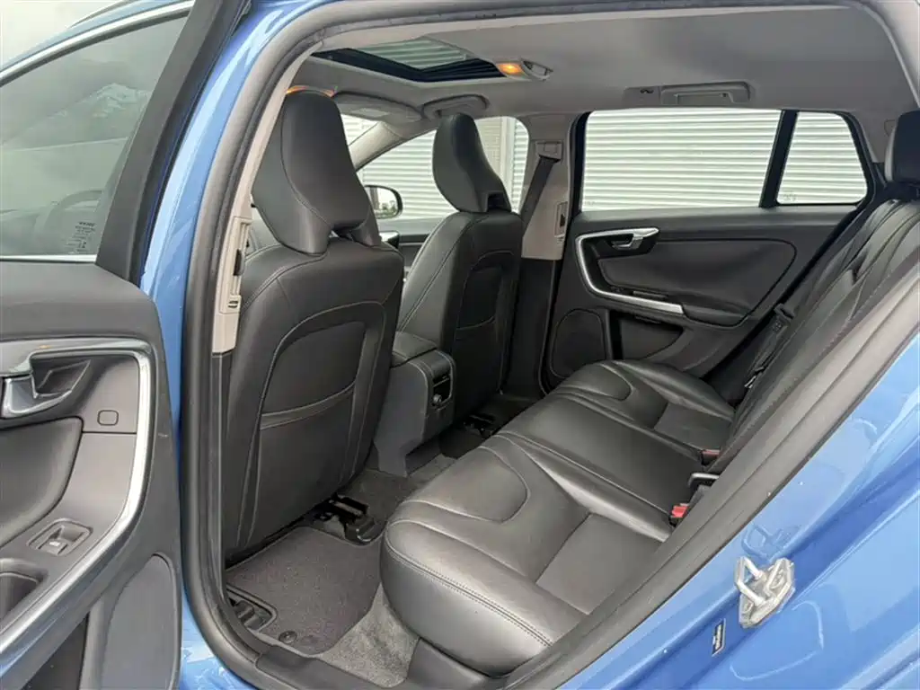 Volvo V60 2015 — фото 16