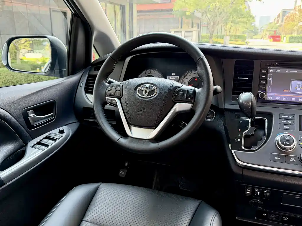 Toyota Sienna 2017 — фото 27
