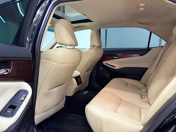 Toyota Crown 2015