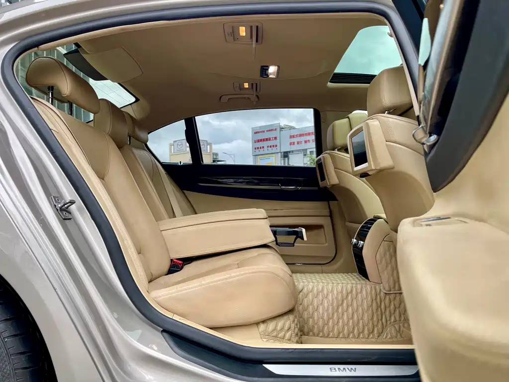 BMW 7 Series 2011 — фото 12