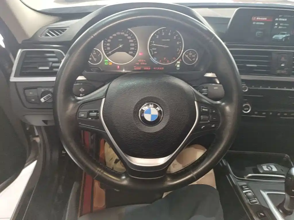 BMW 3 Series 2018 — фото 11