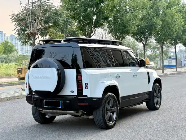 Land Rover Defender 2025
