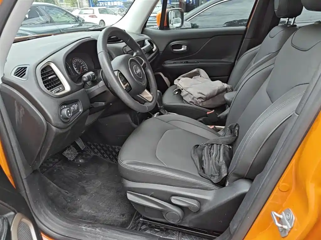 Jeep Renegade 2018 — фото 15