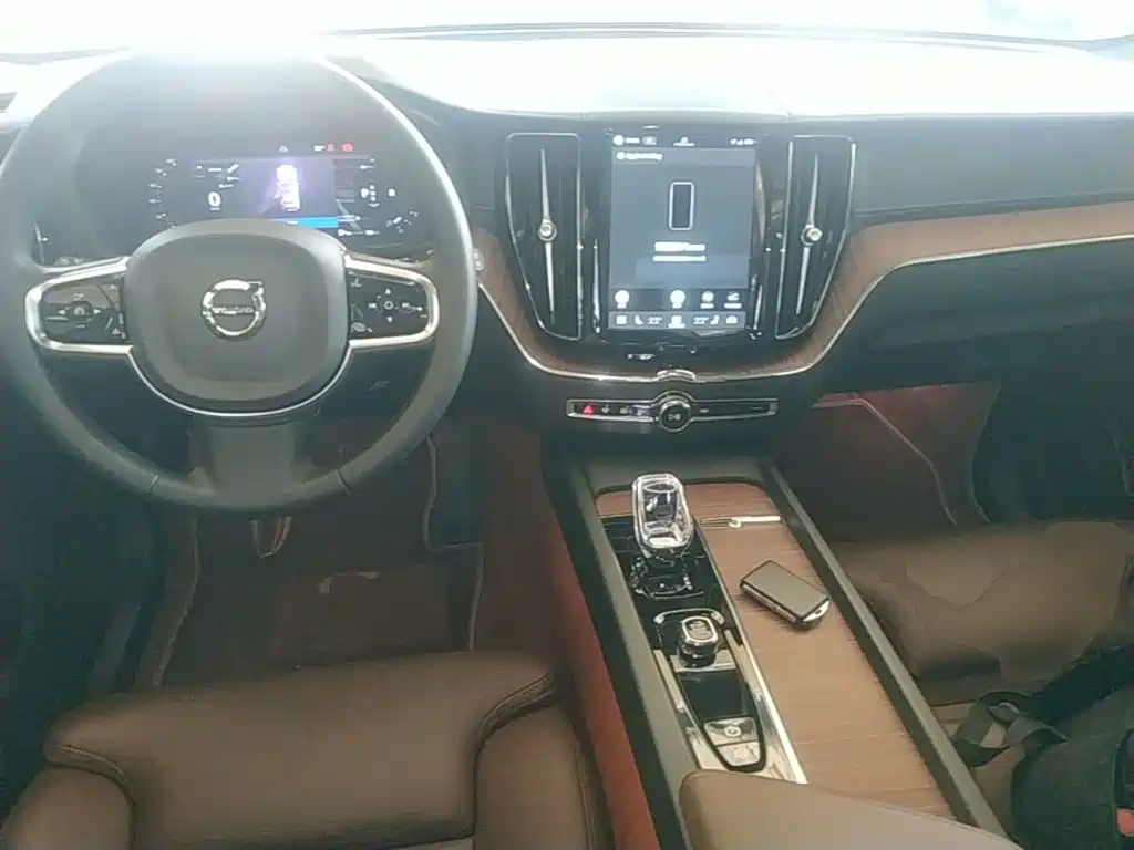 Volvo XC60 2023 — фото 10