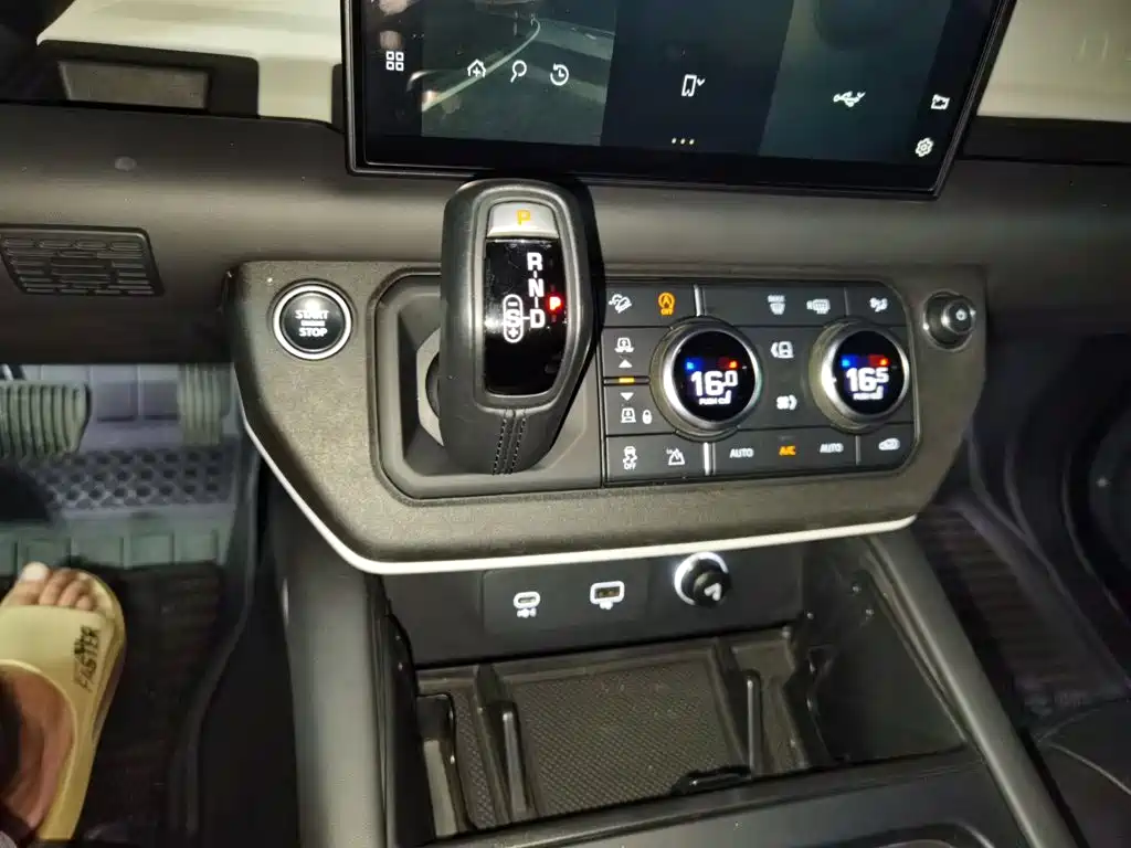 Land Rover Defender 2022 — фото 15
