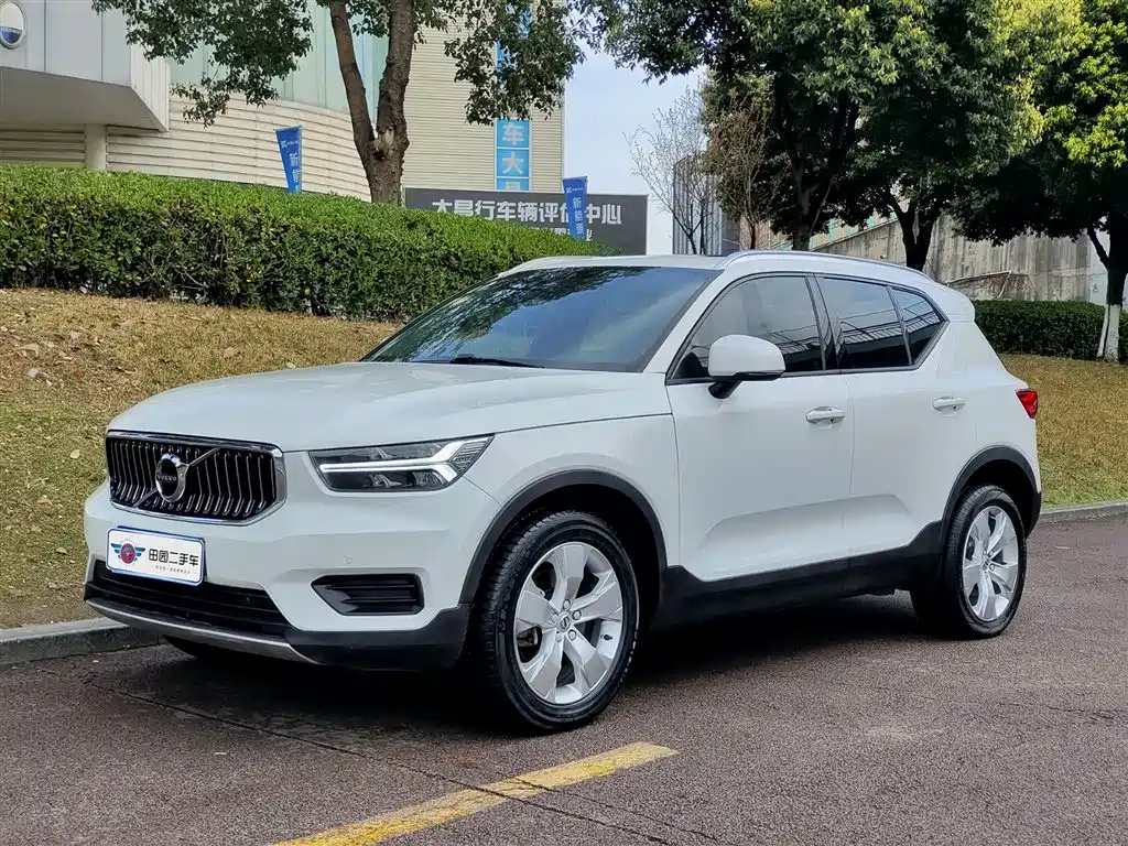 Volvo XC40 2021 — фото 1
