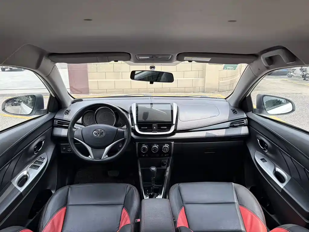 Toyota Yaris L 2017 — фото 10