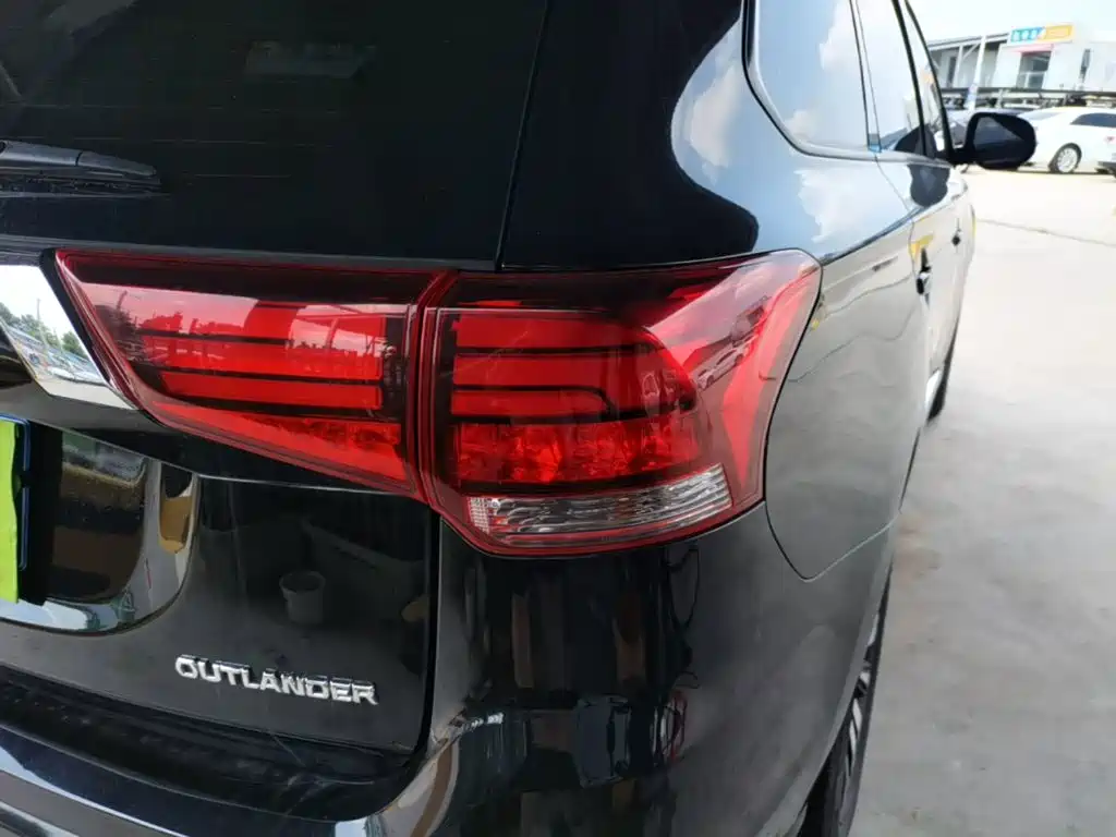Mitsubishi Outlander 2021 — фото 8