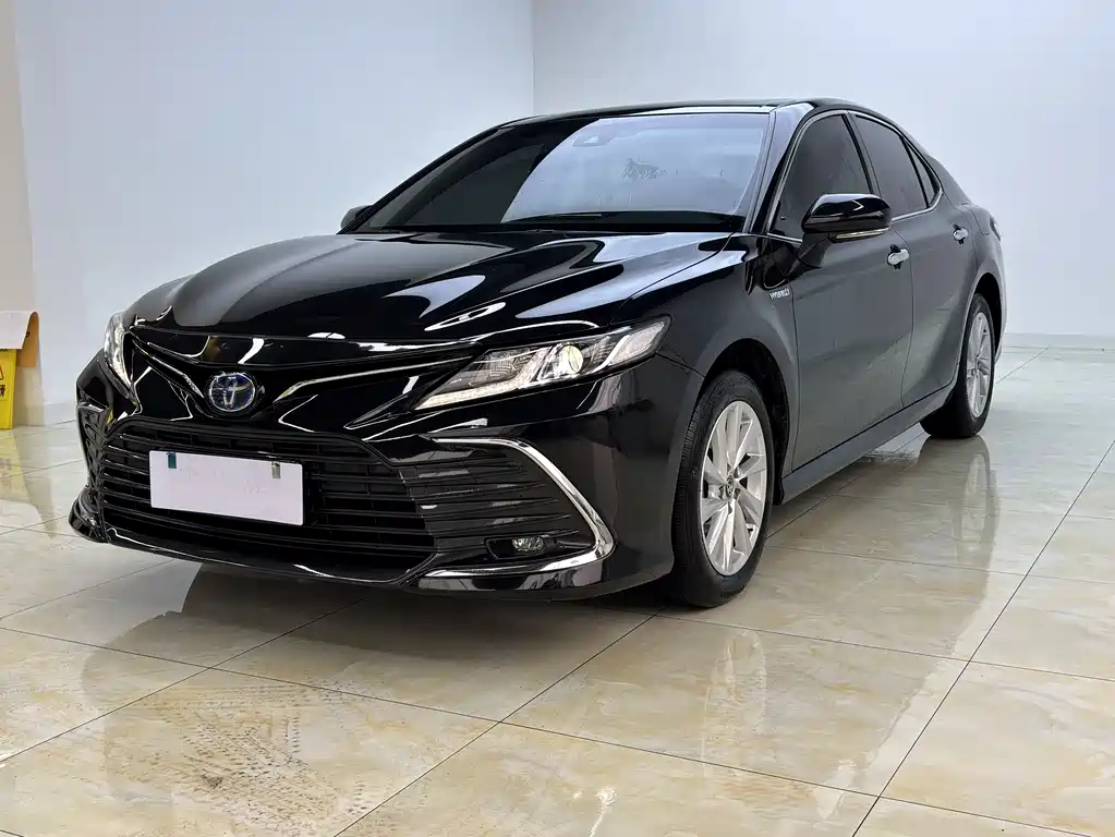 Toyota Camry 2023 — фото 1