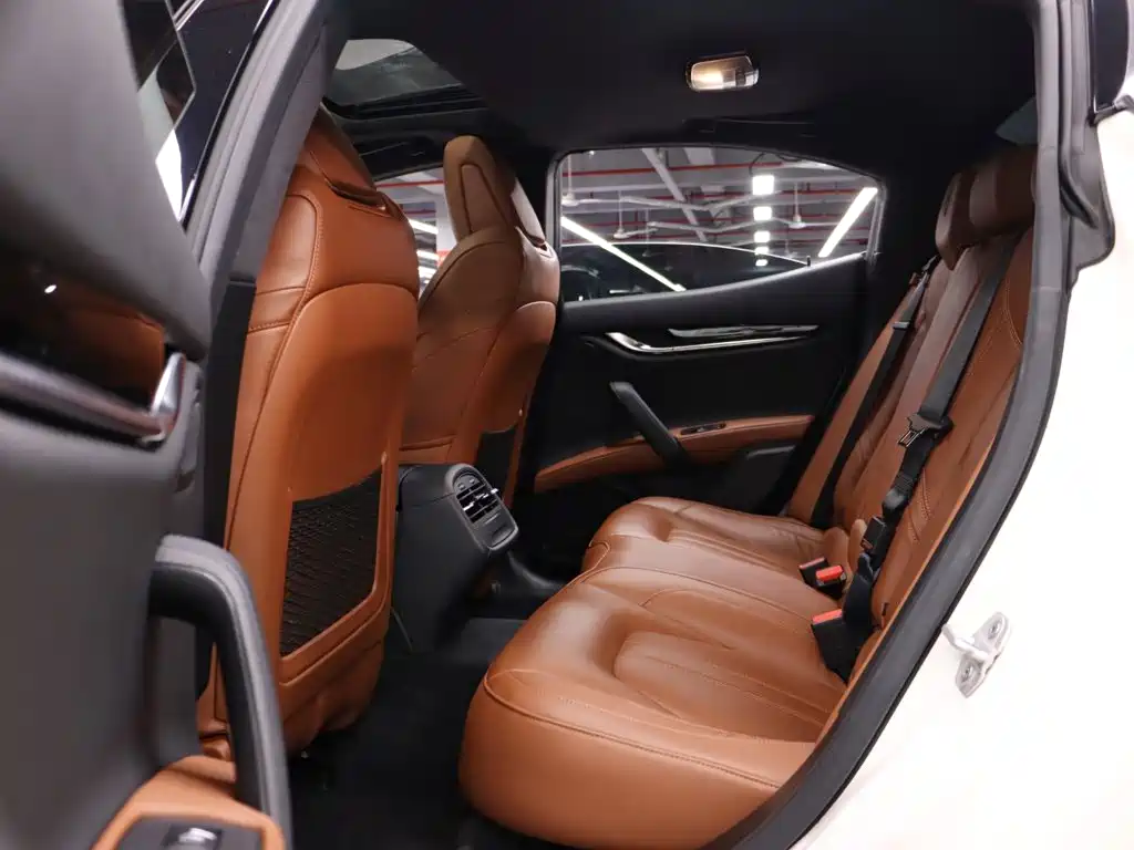 Maserati Ghibli 2023 — фото 18