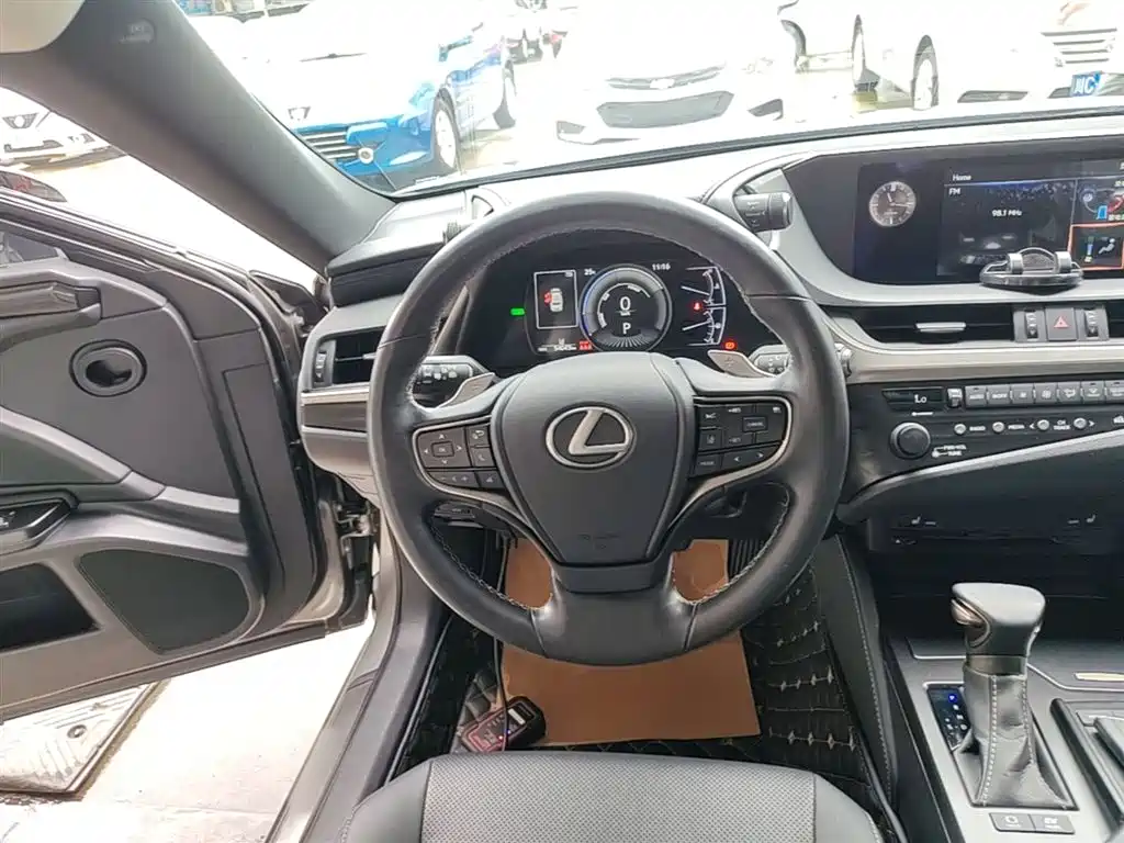 Lexus ES 2020 — фото 11