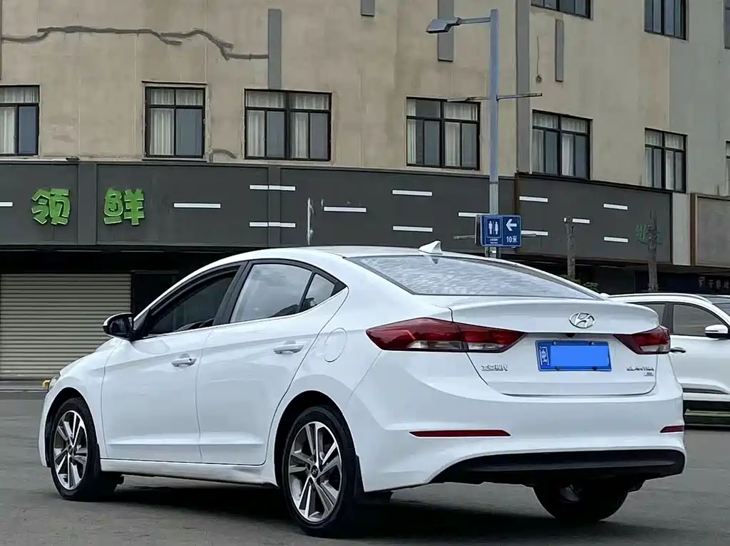 Hyundai Elantra 2017 — фото 3