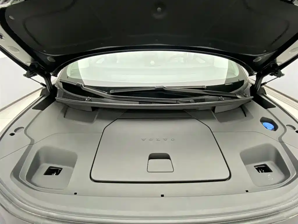 Volvo EM90 2026 — фото 12