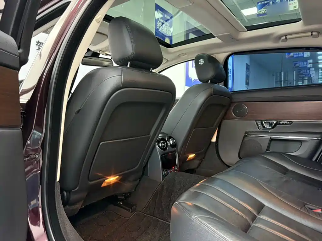 Jaguar XJ 2017 — фото 18