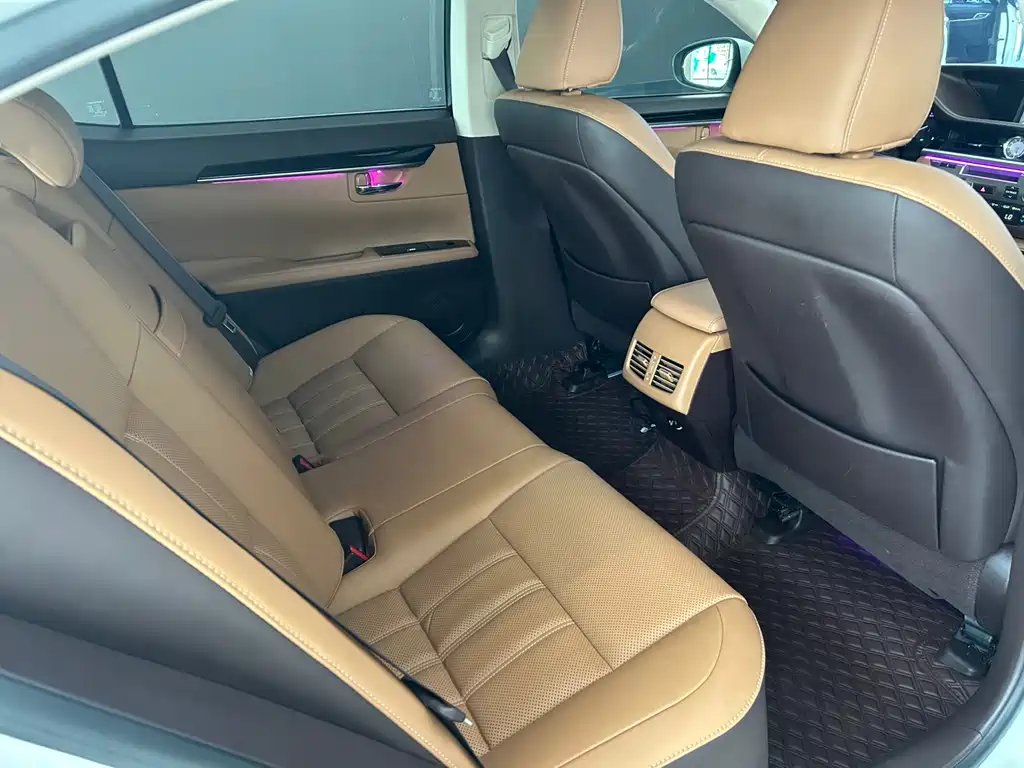 Lexus ES 2017 — фото 15