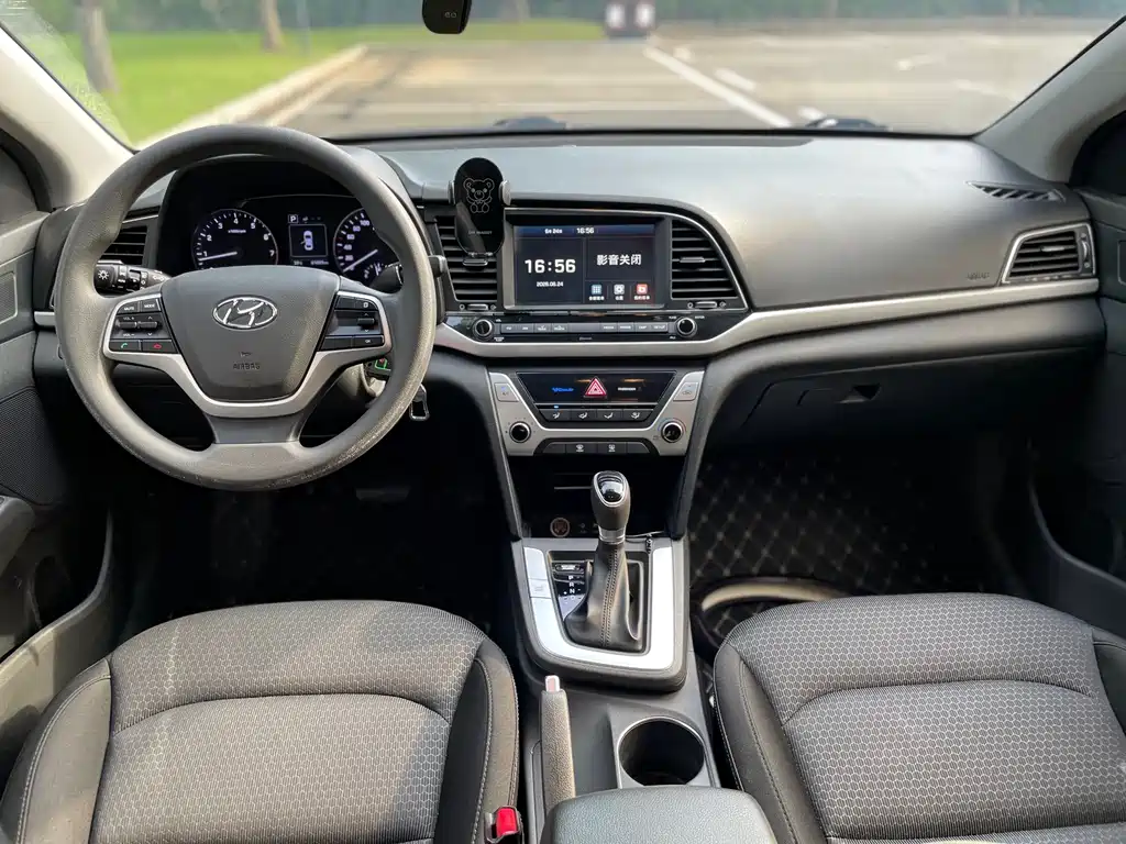 Hyundai Elantra 2018 — фото 10