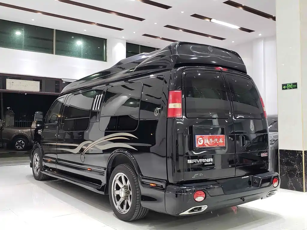 GMC Savana 2017 — фото 11
