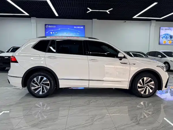Volkswagen Tiguan L Plug-In Hybrid 2022