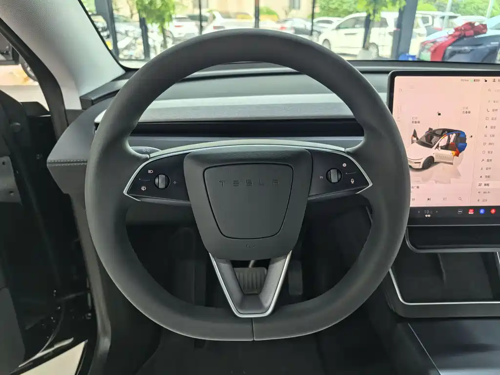 Tesla Model Y 2025 — фото 10