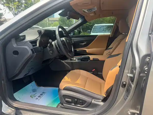 Lexus ES 2023