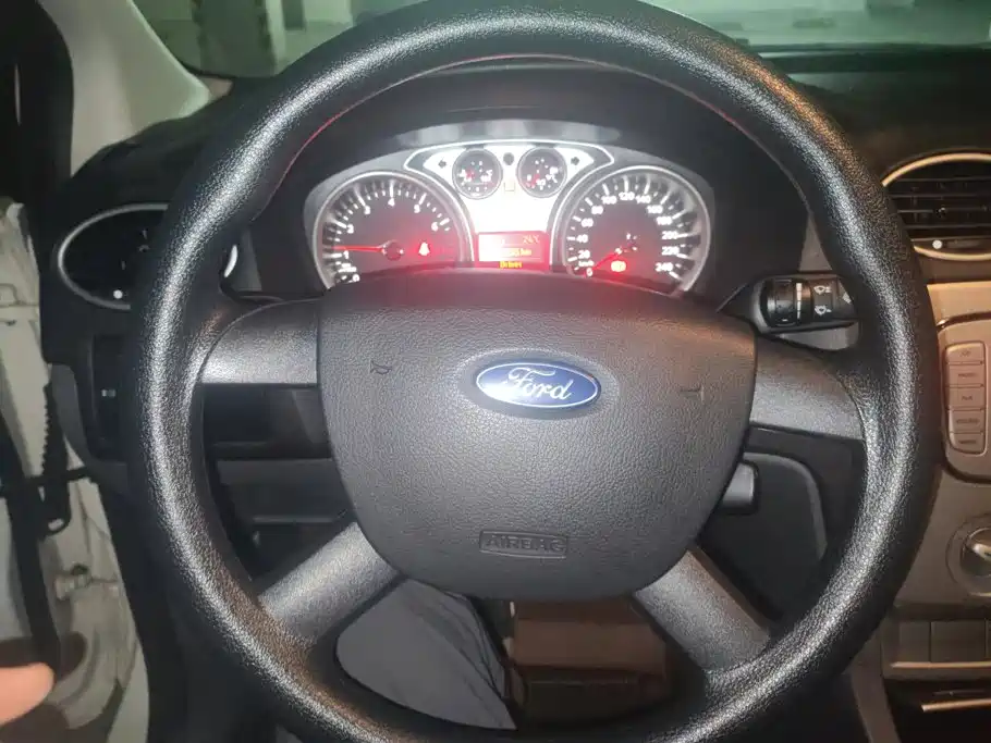 Ford Focus 2015 — фото 15