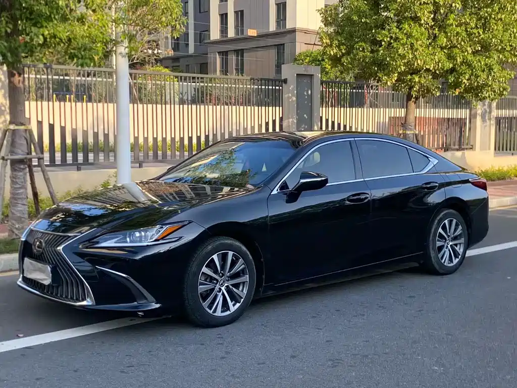 Lexus ES 2019 — фото 1