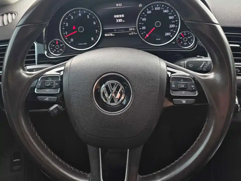 Volkswagen Touareg 2017 — фото 16