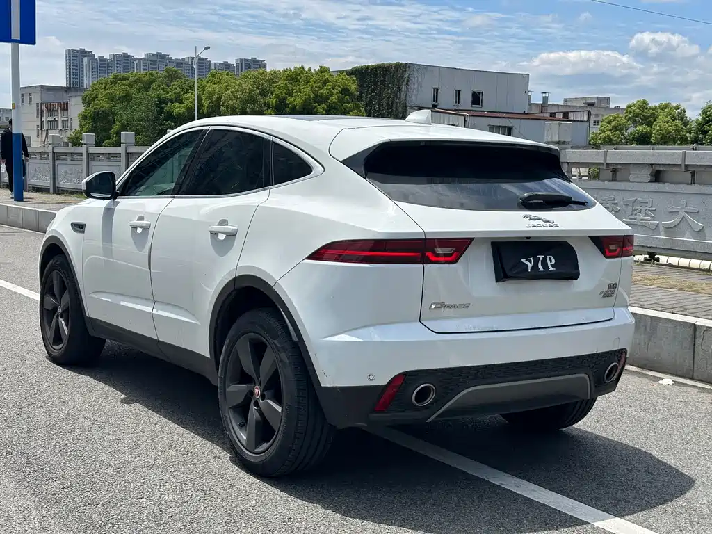 Jaguar E-PACE 2020 — фото 11