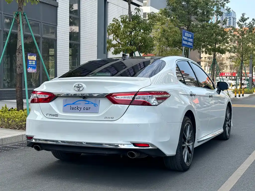 Toyota Camry 2023 — фото 4
