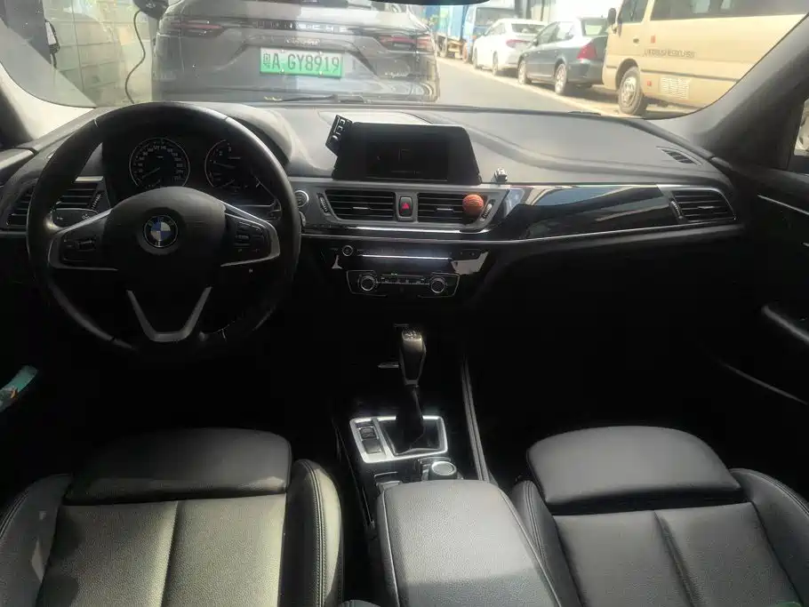 BMW 1 Series 2018 — фото 12