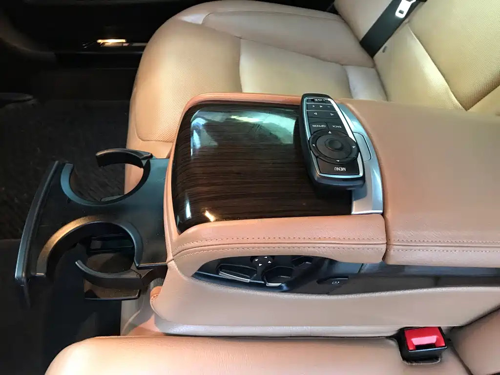BMW 7 Series 2012 — фото 27