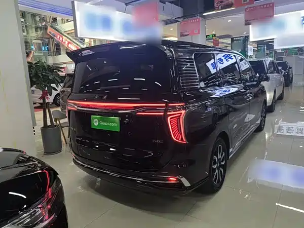 Hongqi HQ9 2023