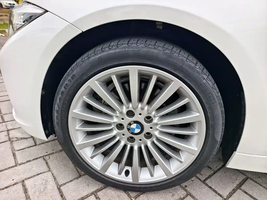 BMW 3 Series 2018 — фото 17